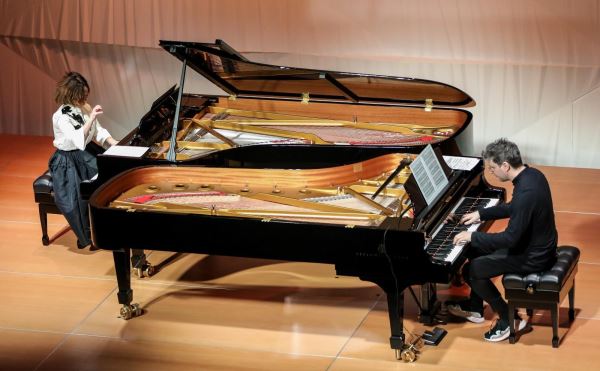 «Нужно дышать вместе»: пианистка Мила Берлинская — об игре на двух роялях, о жизни во Франции и гастролях в России2