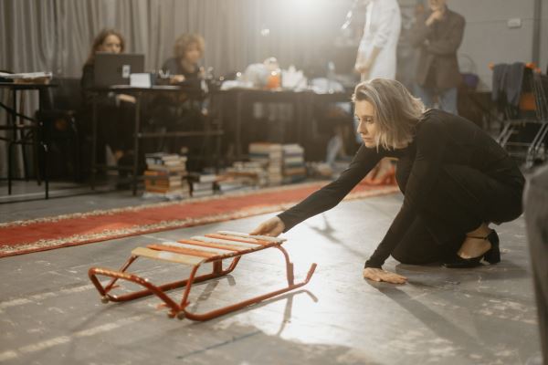 Светлана Землякова выпускает «балаганную» премьеру по современной пьесе
