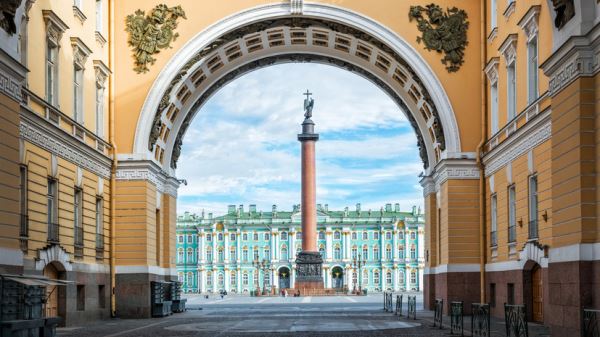 В Петербурге изменят правила выступлений уличных музыкантов на Дворцовой площади