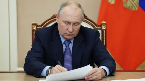 Штраф за навязанные услуги и снижение НДС на детские товары: Путин подписал ряд новых законов